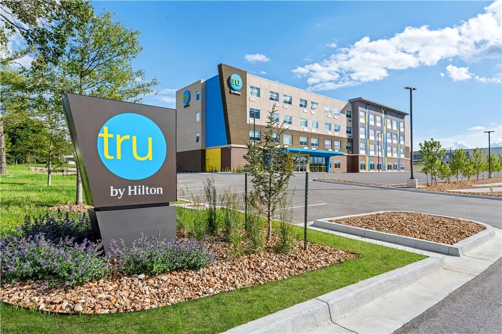 Tru by Hilton Kansas City Airport - Airport shuttle hotel near MCI