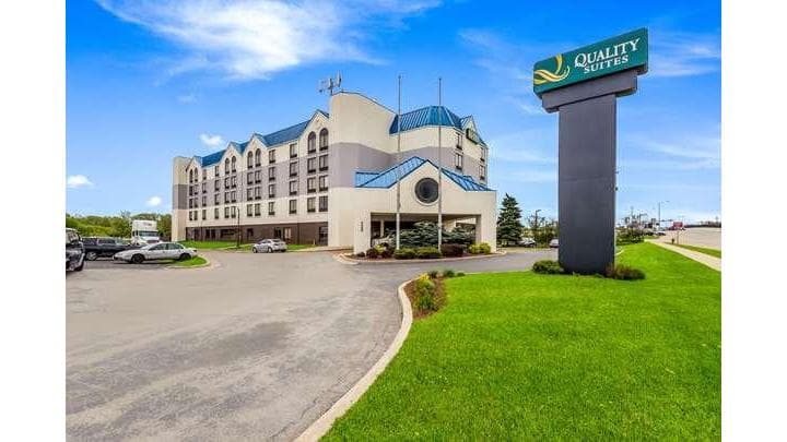 Quality Suites Milwaukee Airport - Airport shuttle hotel near MKE