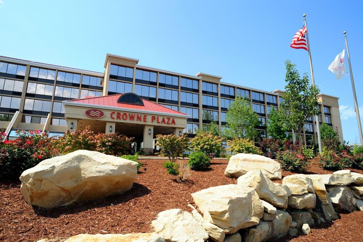 Crowne Plaza Cleveland Airport by IHG - Airport shuttle hotel near CLE