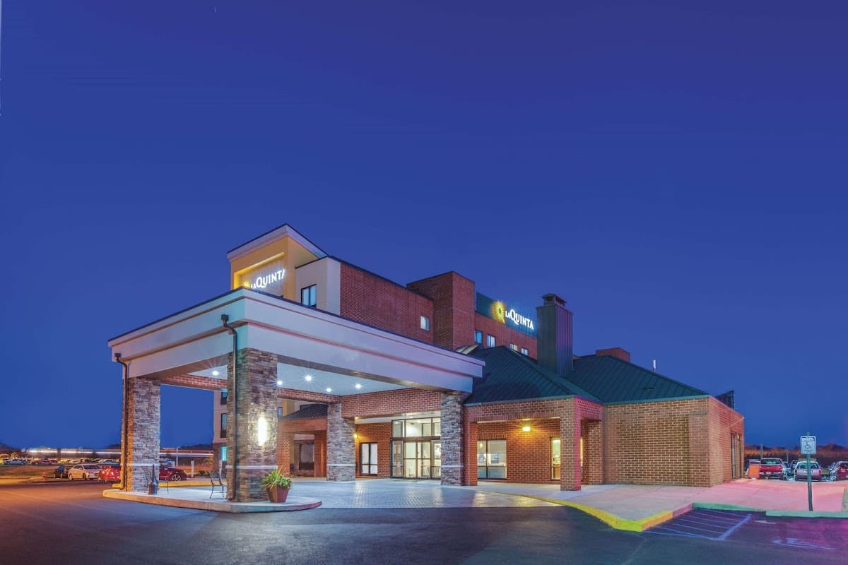 La Quinta Inn & Suites by Wyndham Philadelphia Airport - Airport shuttle hotel near PHL