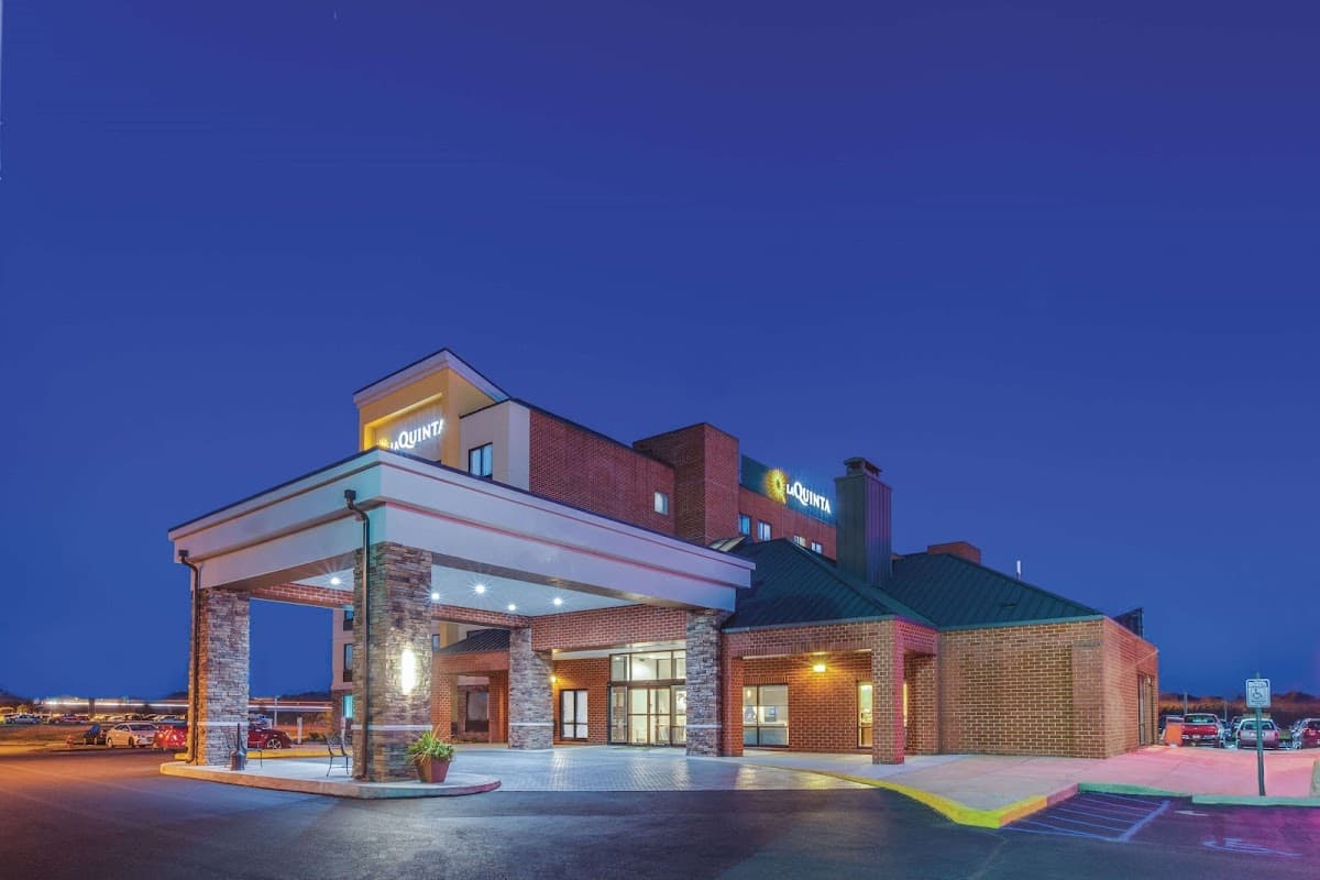 La Quinta Inn & Suites by Wyndham Philadelphia Airport - Airport shuttle hotel near PHL