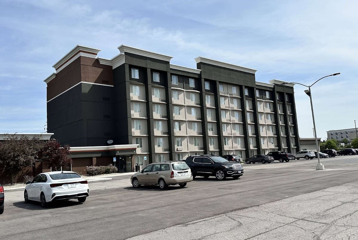 La Quinta Inn & Suites by Wyndham Indianapolis South - Airport shuttle hotel near IND