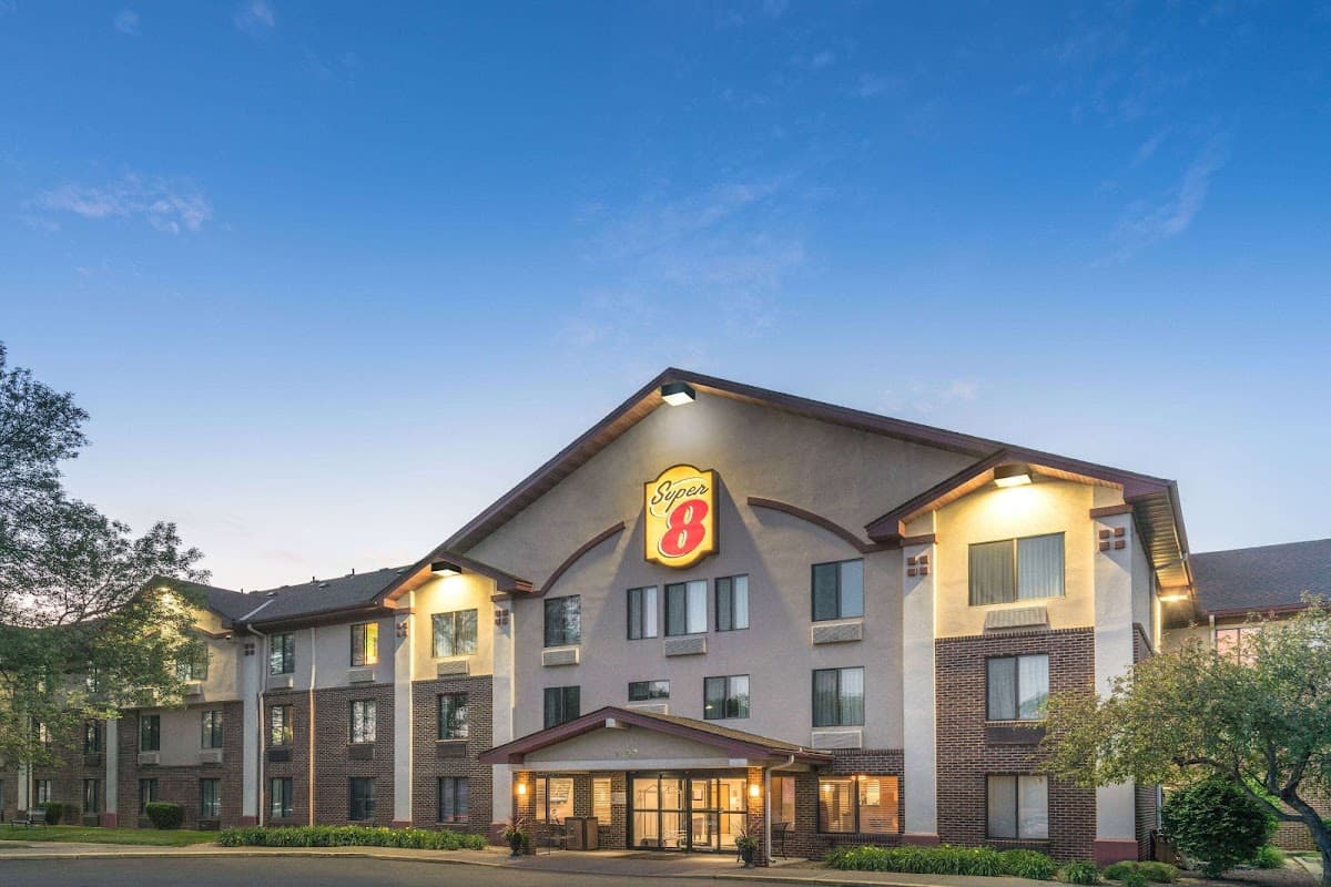 Super 8 by Wyndham Bloomington/Airport - Airport shuttle hotel near MSP