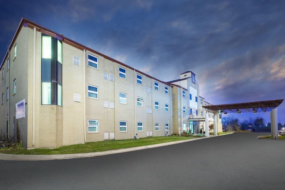Travelodge by Wyndham Romulus Detroit Airport - Airport shuttle hotel near DTW