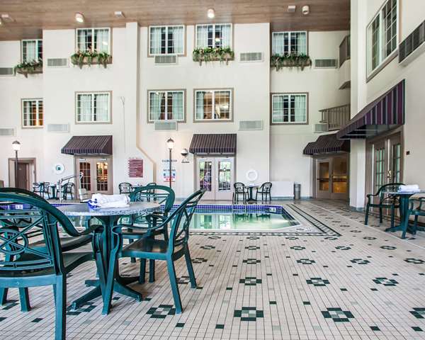 Comfort Suites Milwaukee Airport - Airport shuttle hotel near MKE