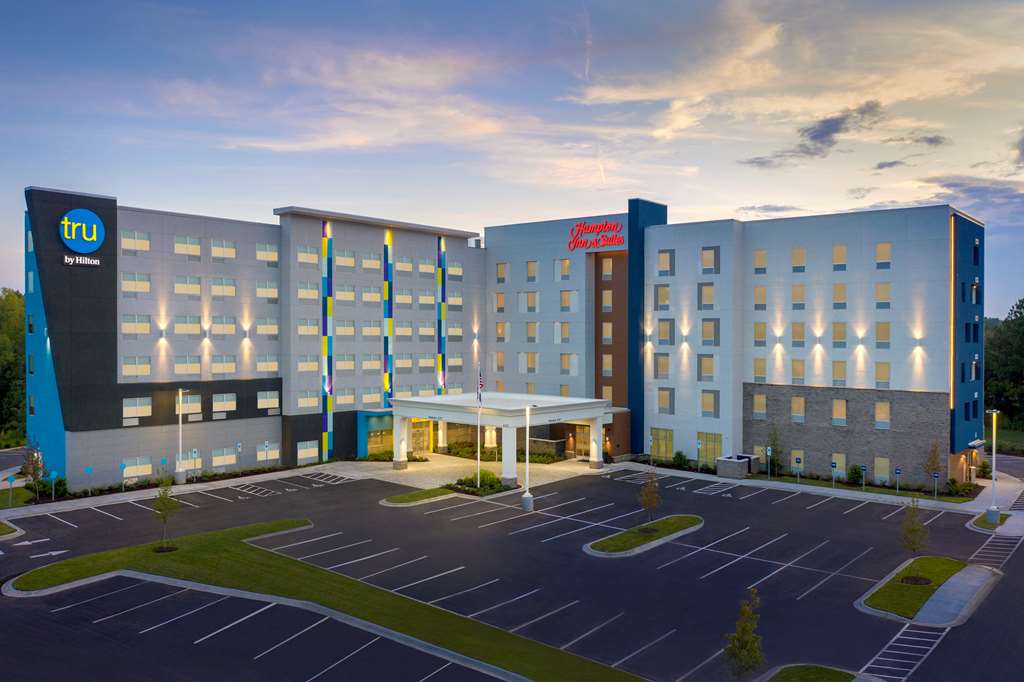 Tru by Hilton Charlotte Airport Lake Pointe - Airport shuttle hotel near CLT