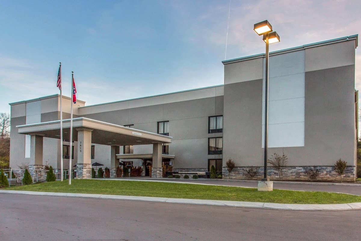 Quality Suites Nashville Airport - Airport shuttle hotel near BNA