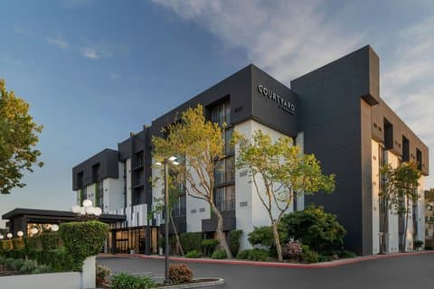 Courtyard by Marriott San Jose Airport - Airport shuttle hotel near SJC