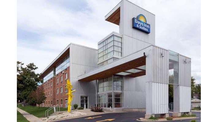 Days Inn & Suites by Wyndham Milwaukee - Airport shuttle hotel near MKE