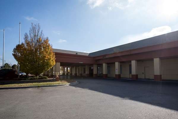 Clarion Hotel Detroit Metro Airport - Airport shuttle hotel near DTW