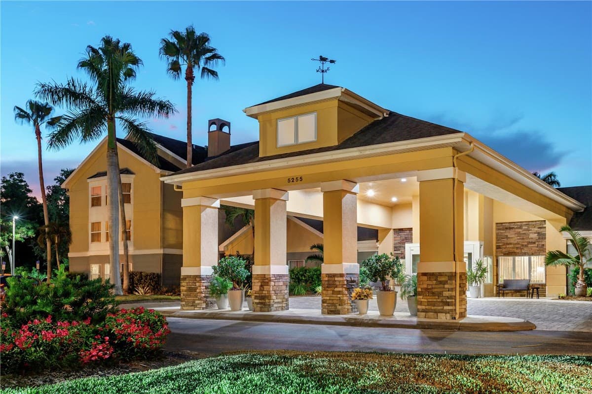 Homewood Suites by Hilton Fort Myers - Airport shuttle hotel near RSW