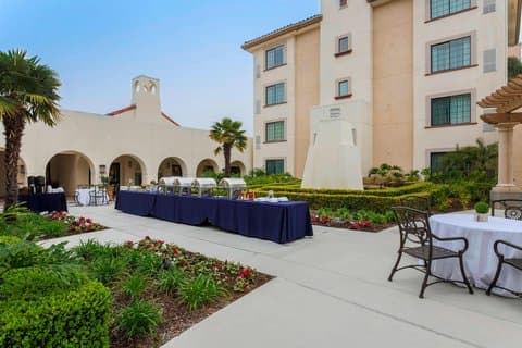 Courtyard by Marriott San Diego Airport/Liberty Station - Airport shuttle hotel near SAN