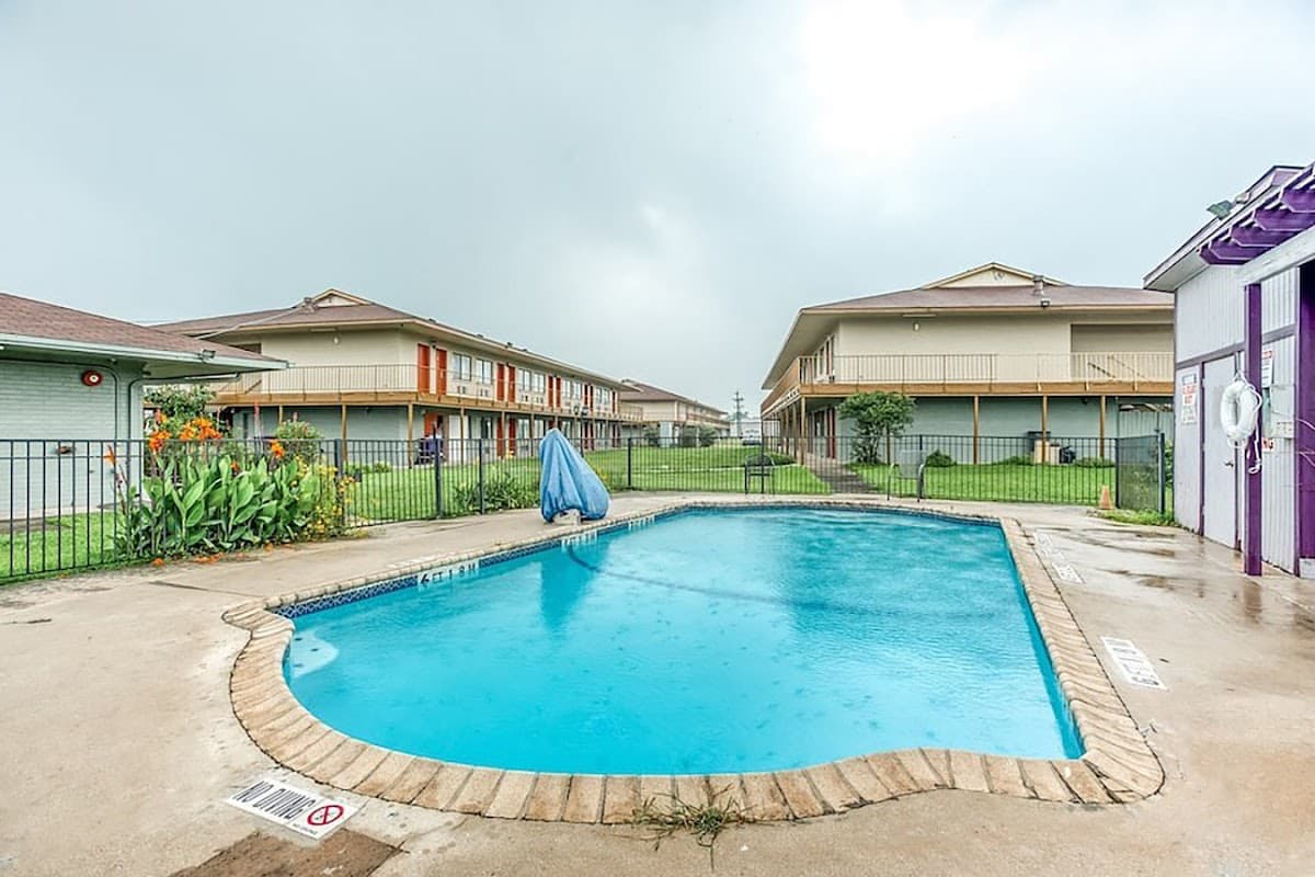 Studio Suites - Airport shuttle hotel near SAT