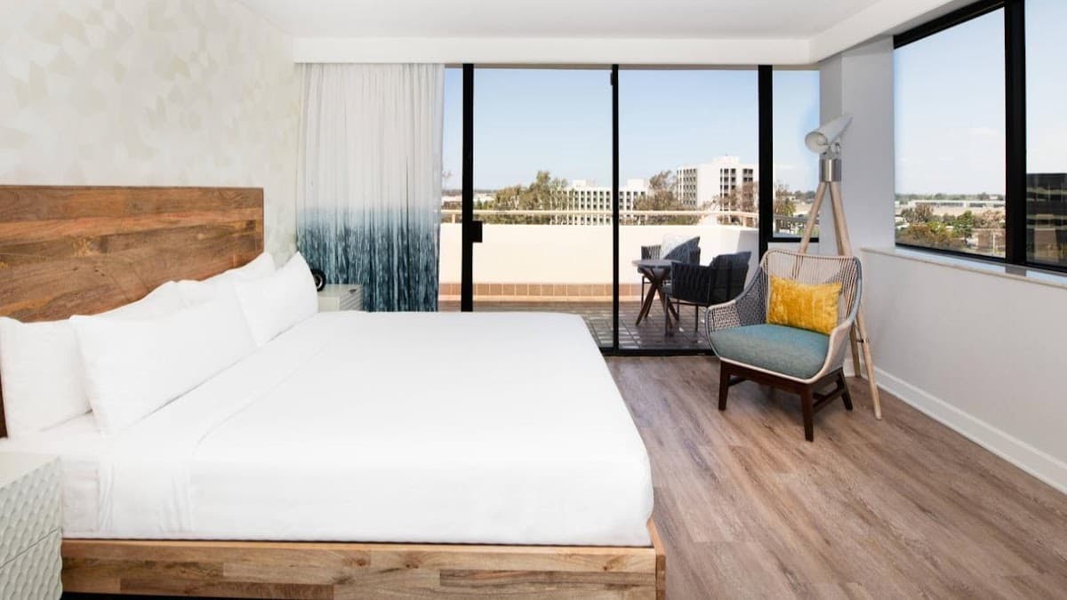 Renaissance Newport Beach Hotel - Airport shuttle hotel near SNA