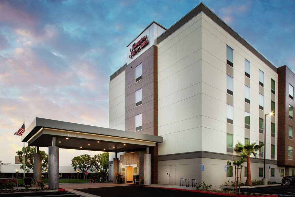 Hampton Inn & Suites Irvine-Orange County Airport - Airport shuttle hotel near SNA
