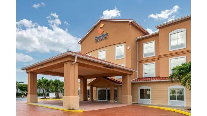 Comfort Inn & Suites Fort Myers Airport - Airport shuttle hotel near RSW