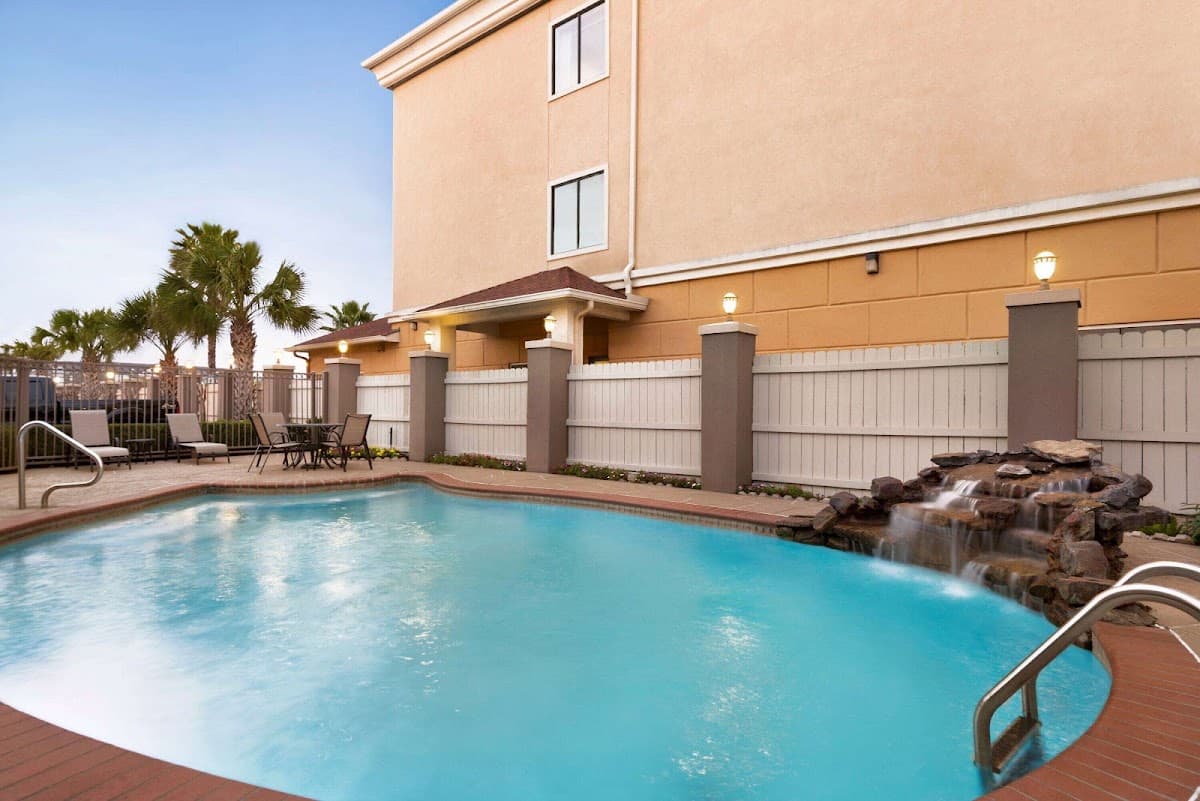 Days Inn & Suites by Wyndham Houston Hobby Airport - Airport shuttle hotel near HOU
