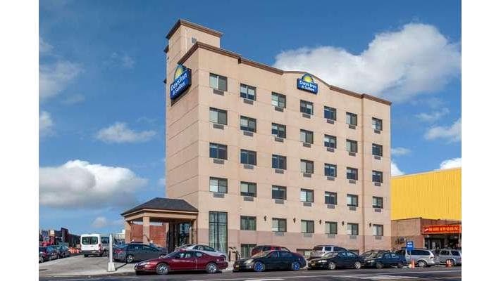 Days Inn & Suites by Wyndham Jamaica JFK Airport - Airport shuttle hotel near JFK