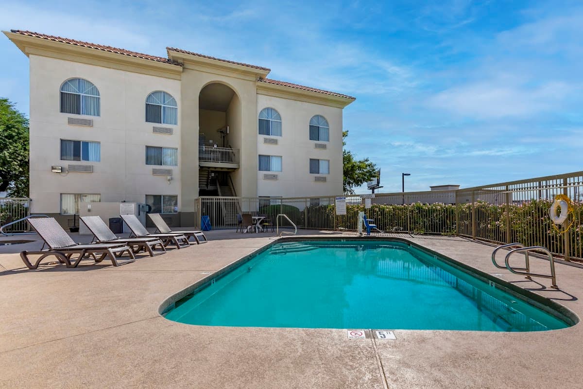 Comfort Inn & Suites Phoenix North - Deer Valley - Airport shuttle hotel near PHX
