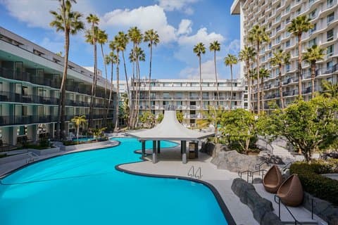 Los Angeles Airport Marriott - Airport shuttle hotel near LAX