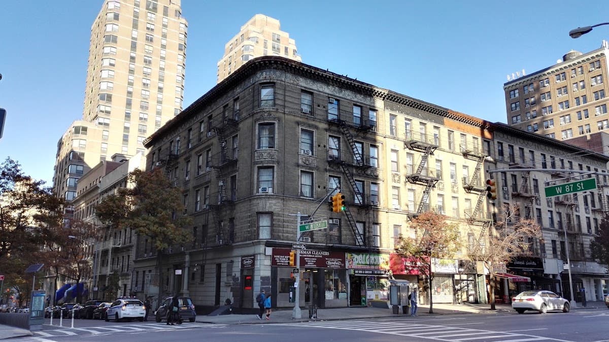Central Park West Hostel - Airport shuttle hotel near LGA