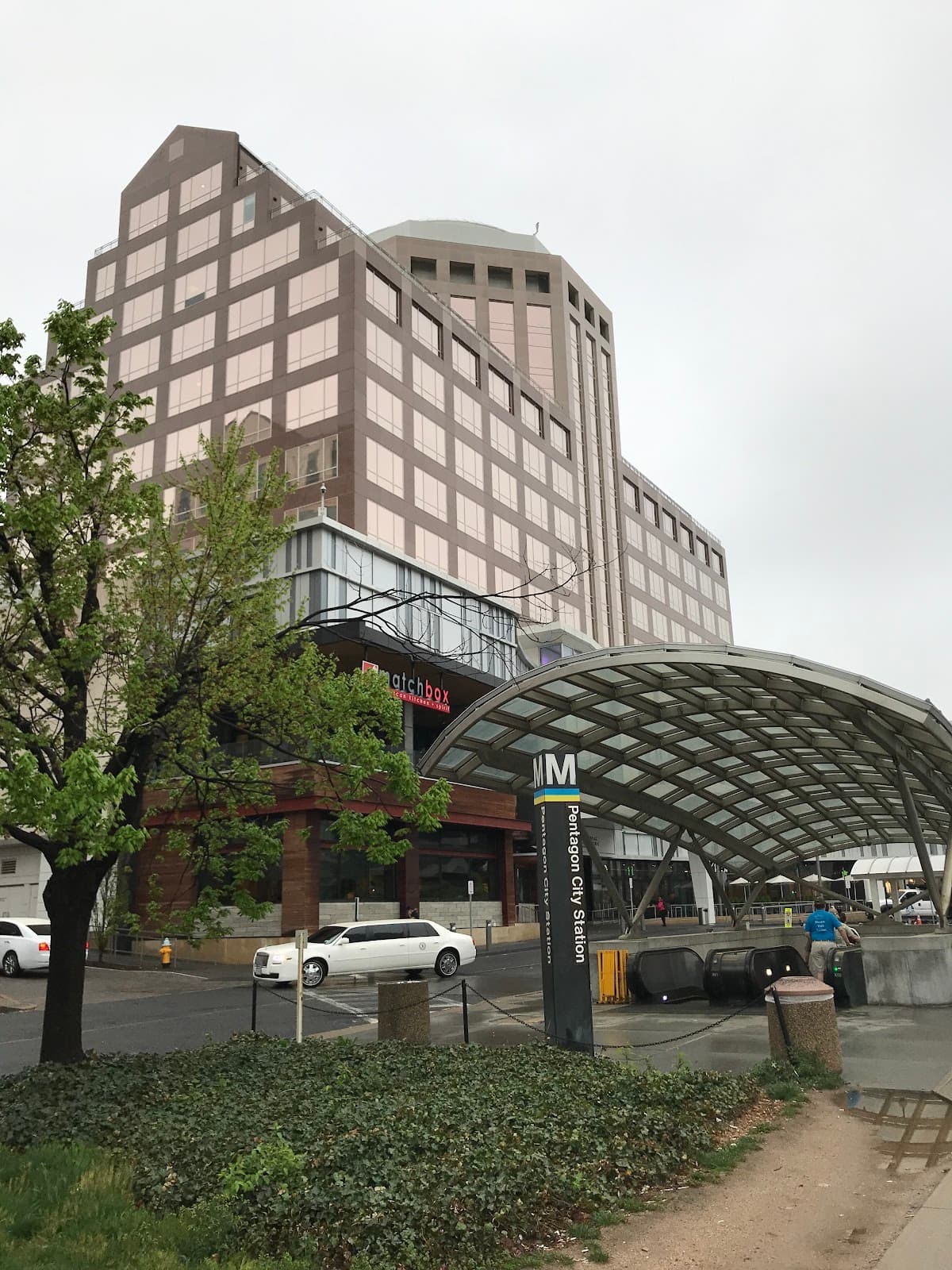 Hilton Garden Inn Arlington Shirlington - Airport shuttle hotel near DCA