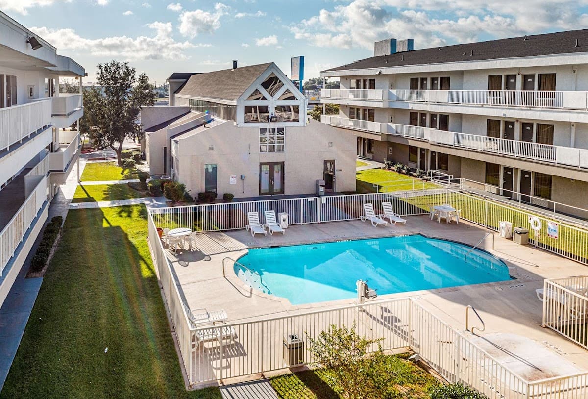 Studio 6 San Antonio, TX - Airport - Airport shuttle hotel near SAT