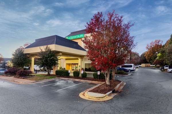 La Quinta Inn & Suites by Wyndham Charlotte Airport North - Airport shuttle hotel near CLT