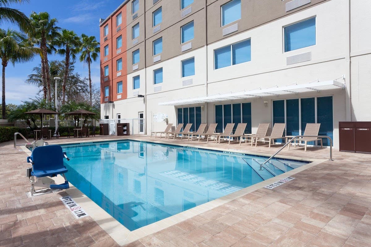 Holiday Inn Express & Suites Ft. Lauderdale Airport/Cruise by IHG - Airport shuttle hotel near FLL