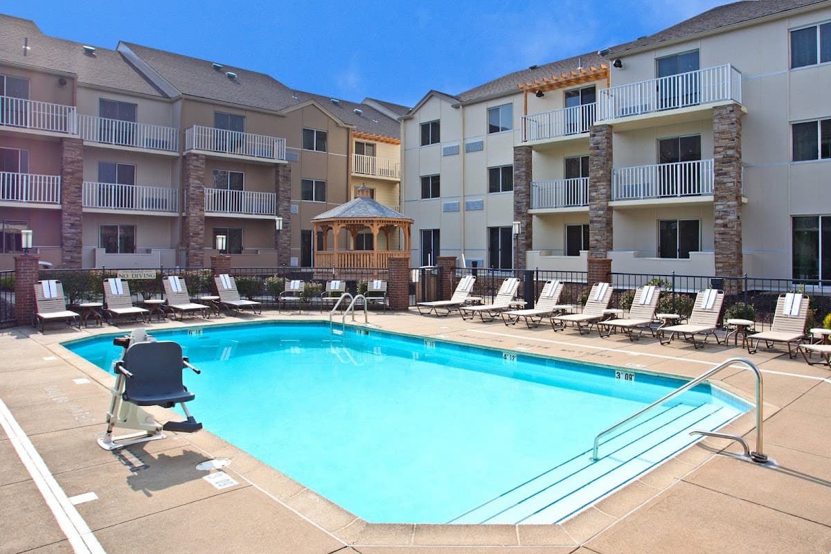 Holiday Inn Express & Suites Pittsburgh Airport by IHG - Airport shuttle hotel near PIT
