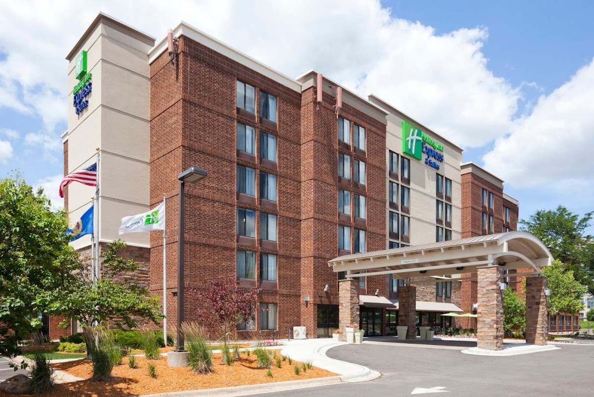 Holiday Inn Express & Suites Bloomington - Mpls Arpt Area W by IHG - Airport shuttle hotel near MSP