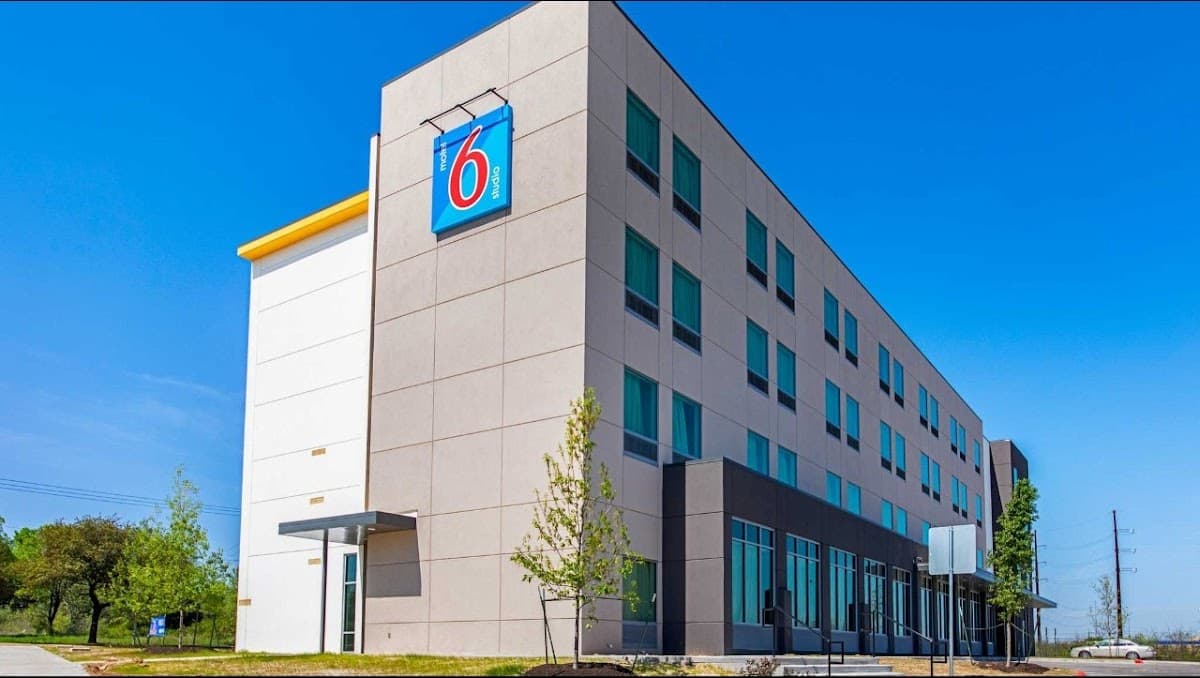 Motel 6 Austin, TX - Airport - Airport shuttle hotel near AUS