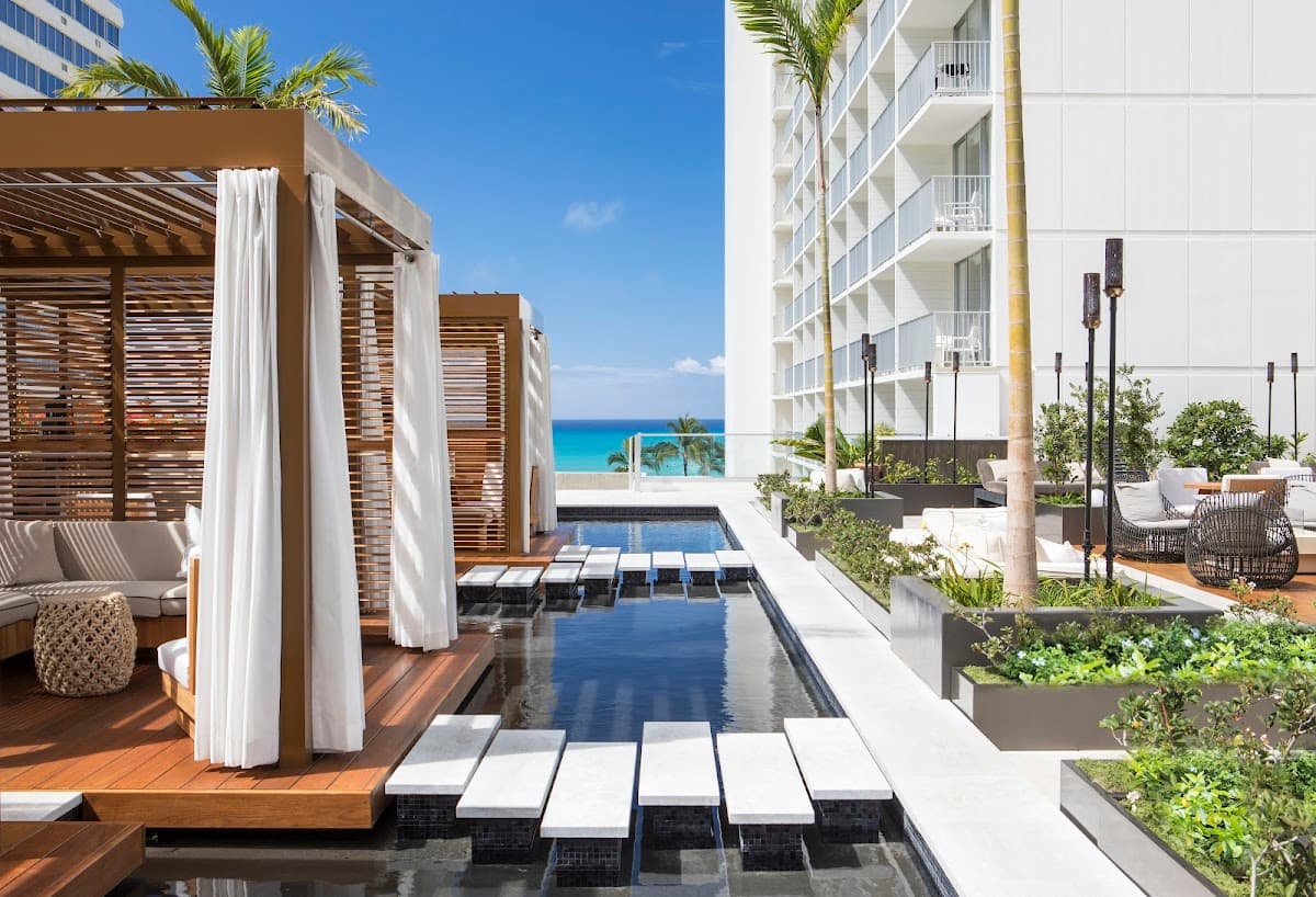 ‘Alohilani Resort Waikiki Beach - Airport shuttle hotel near HNL