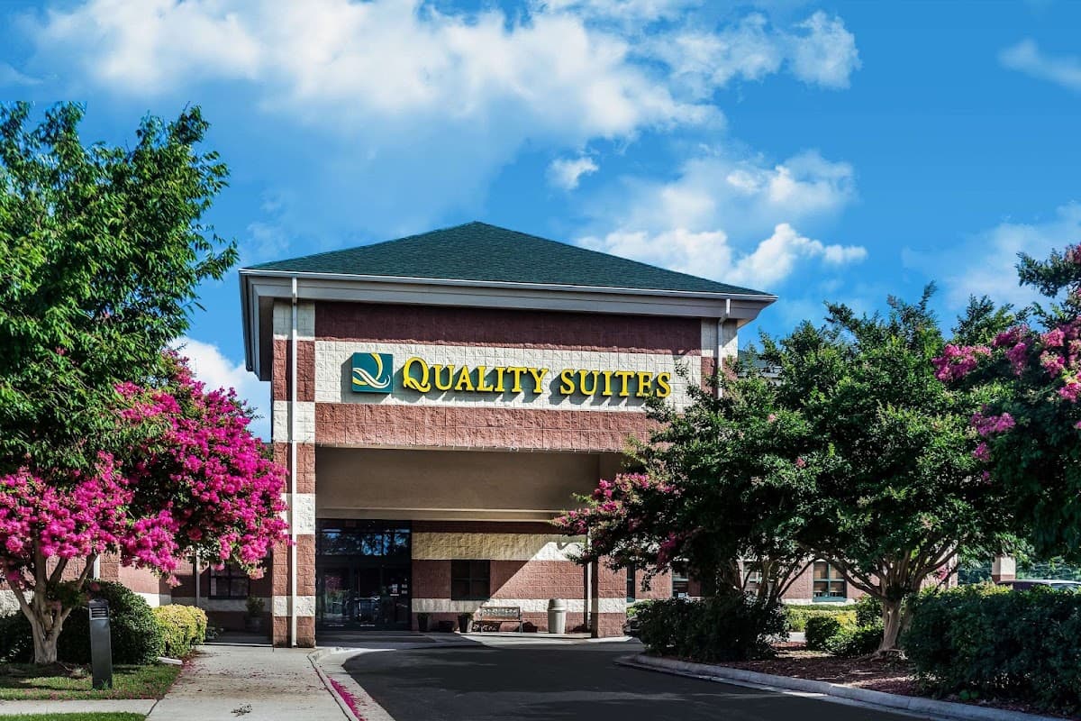 Quality Suites Lake Wright - Norfolk Airport - Airport shuttle hotel near ORF