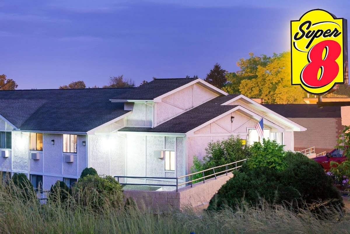 Super 8 by Wyndham Pittsburgh PA Airport/University Area - Airport shuttle hotel near PIT