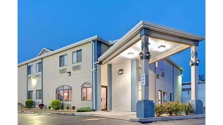Travelodge by Wyndham St. Louis - Airport shuttle hotel near STL