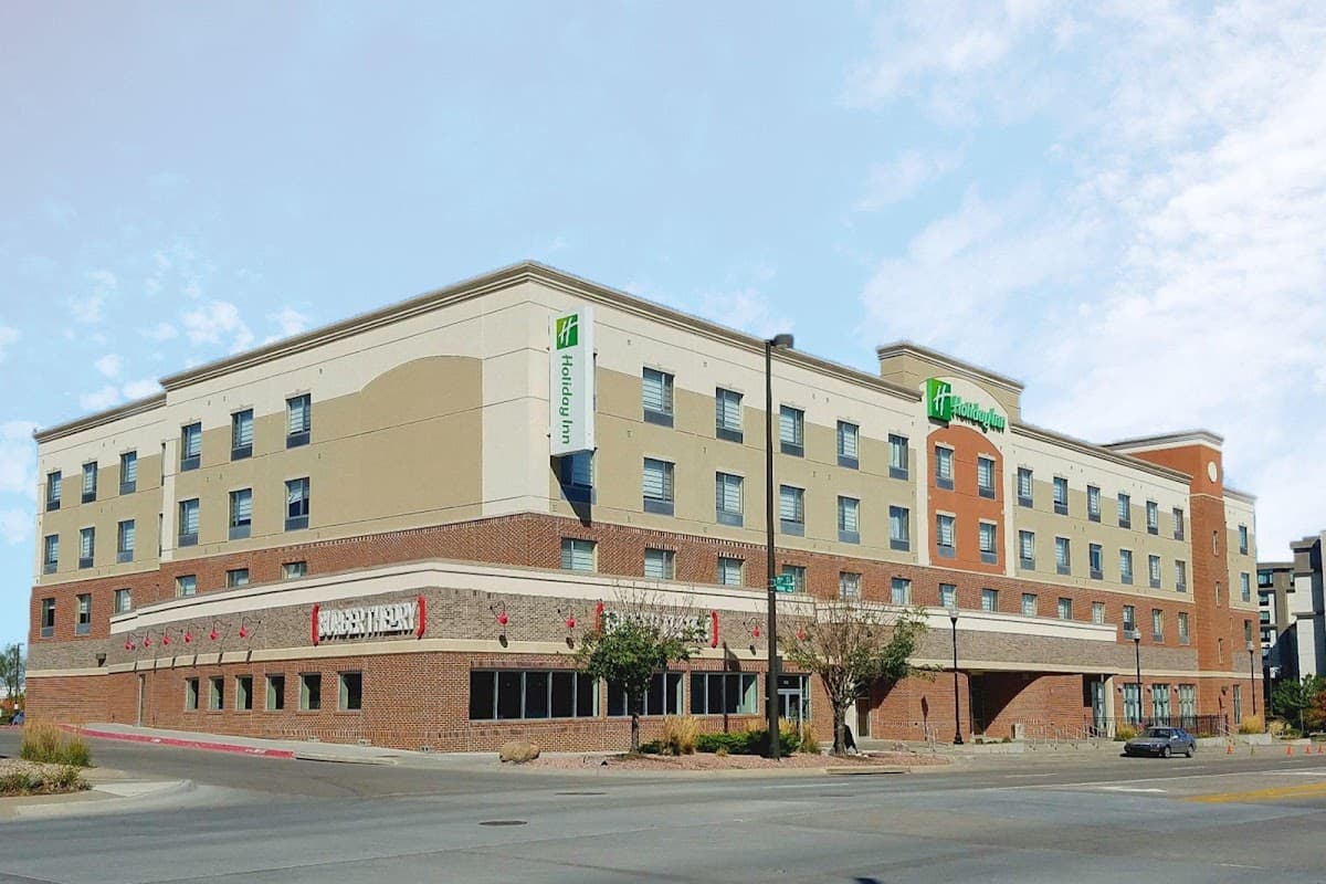 Holiday Inn Omaha Downtown - Waterpark by IHG - Airport shuttle hotel near OMA