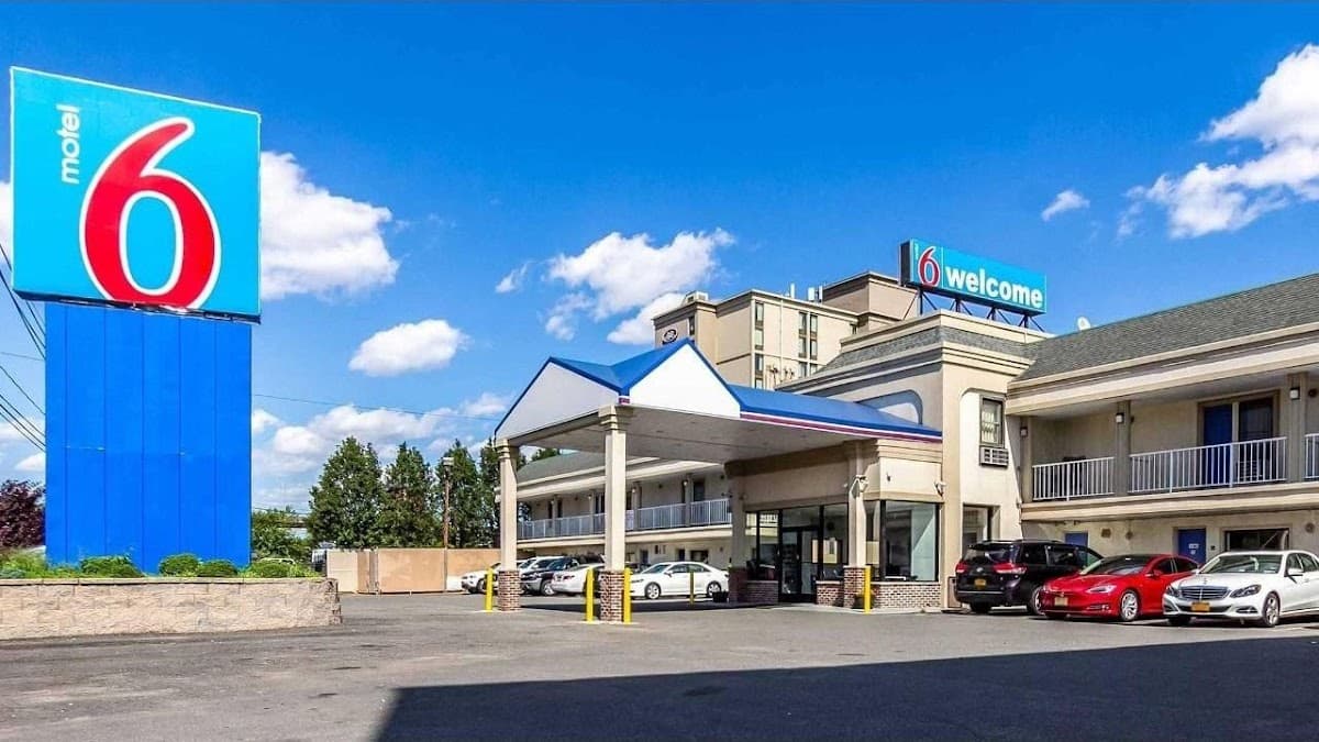 Motel 6 Elizabeth, NJ - Newark Liberty Intl Airport - Airport shuttle hotel near EWR