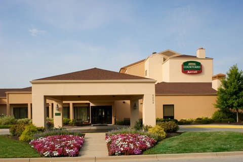 Courtyard by Marriott Indianapolis Airport - Airport shuttle hotel near IND