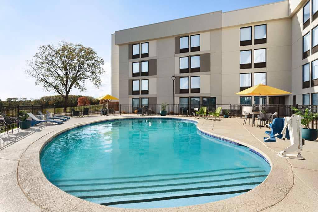 Hampton Inn Kansas City-Airport - Airport shuttle hotel near MCI