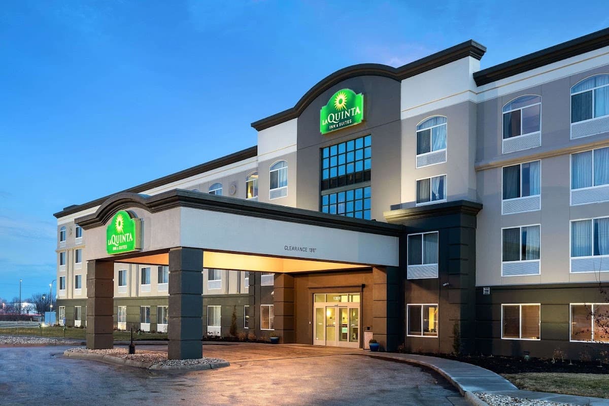 La Quinta Inn & Suites by Wyndham Omaha Airport Downtown - Airport shuttle hotel near OMA