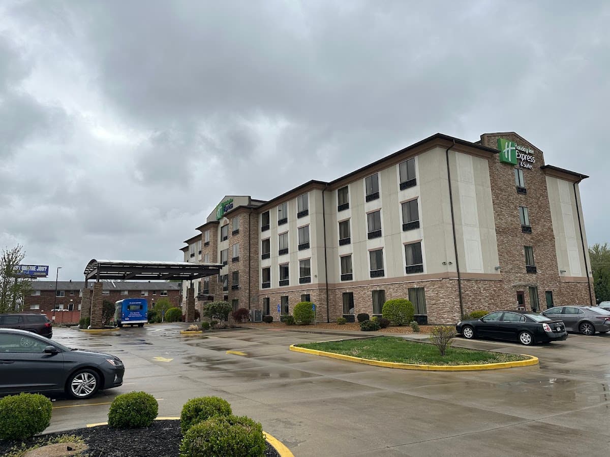 Holiday Inn Express & Suites St Louis Airport by IHG - Airport shuttle hotel near STL