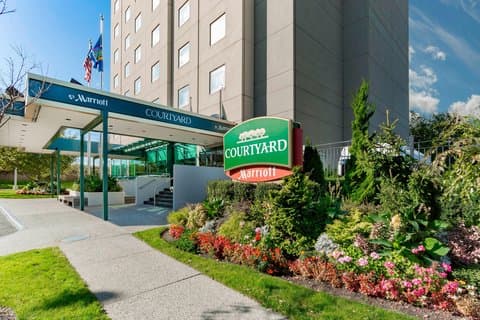 Courtyard by Marriott New York JFK Airport - Airport shuttle hotel near LGA