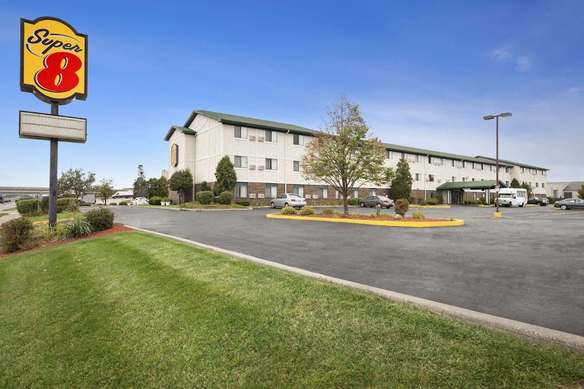 Super 8 by Wyndham Milwaukee Airport - Airport shuttle hotel near MKE