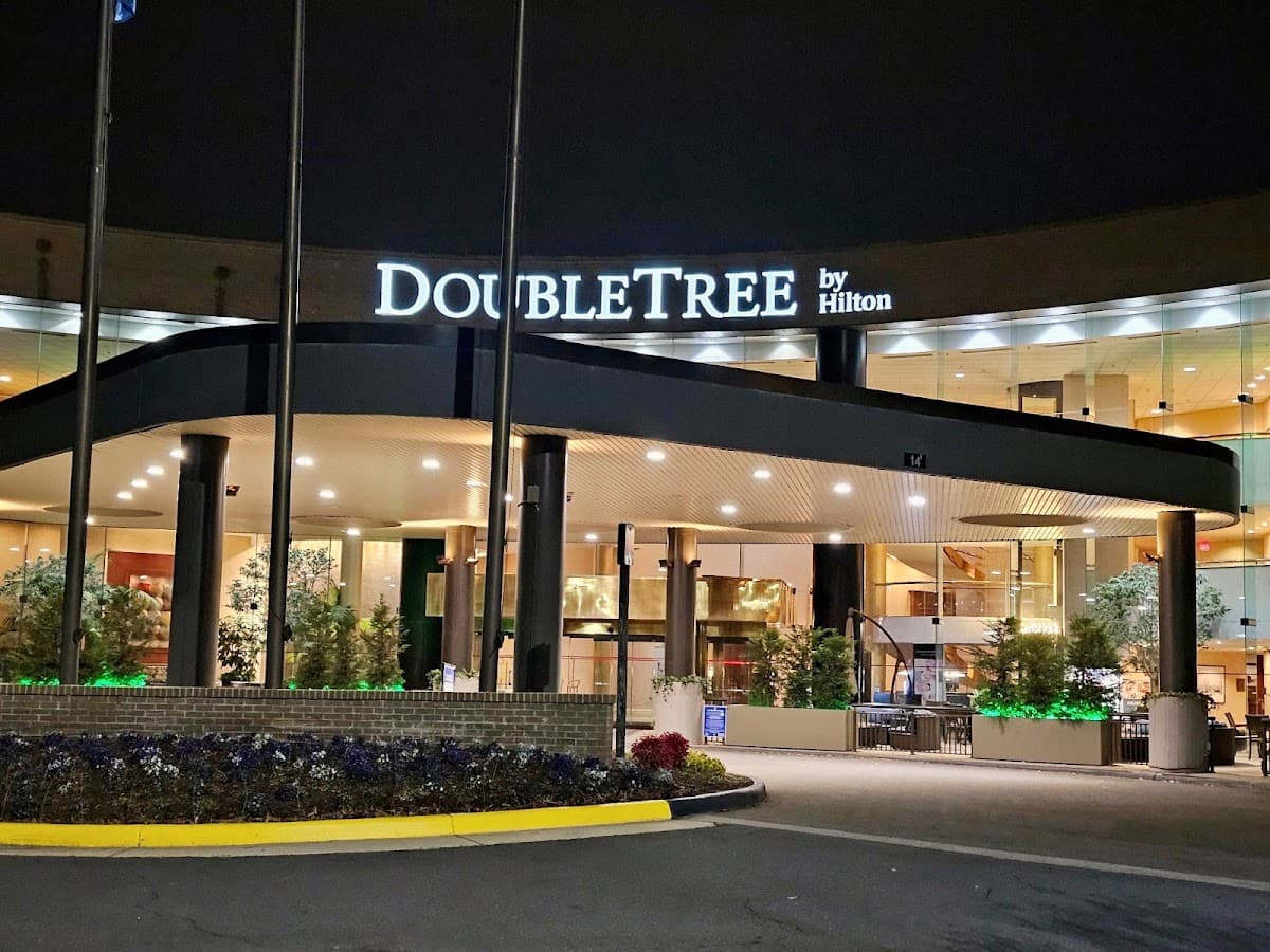 DoubleTree by Hilton Washington Dulles Airport - Airport shuttle hotel near IAD