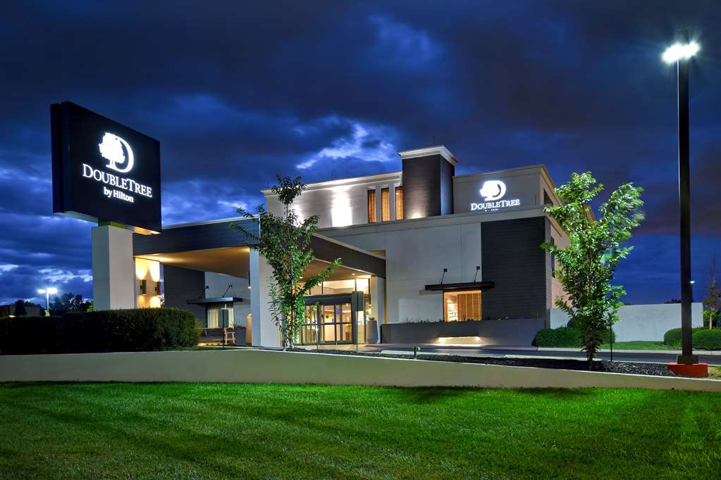 DoubleTree by Hilton St. Louis Airport - Airport shuttle hotel near STL