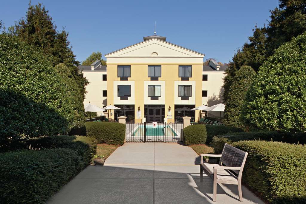 DoubleTree by Hilton Hotel Charlotte Airport - Airport shuttle hotel near CLT