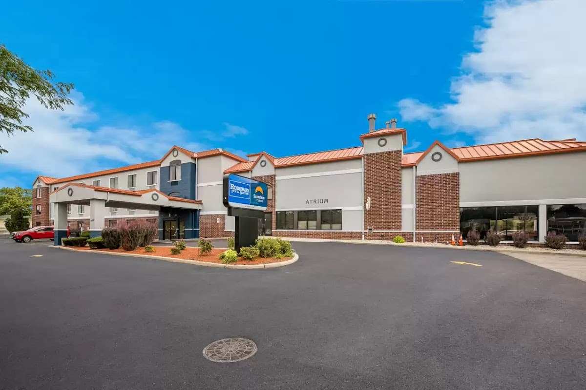 Rodeway Inn & Suites Milwaukee Airport - Airport shuttle hotel near MKE