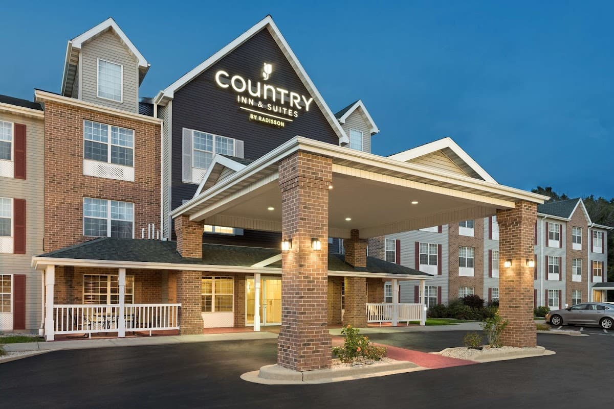 Country Inn & Suites by Radisson, Milwaukee Airport, WI - Airport shuttle hotel near MKE
