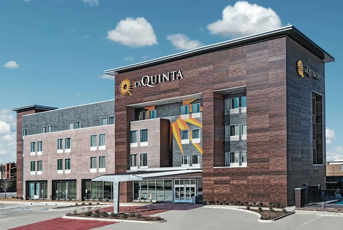 La Quinta Inn & Suites by Wyndham Dallas Grand Prairie North - Airport shuttle hotel near DFW